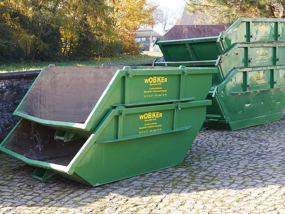 Offene Container-Mulden für Bauschutt – Wobker Baustoffe Melle Mehrere offene Container-Mulden von Wobker Baustoffe für Bauschutt und Erdaushub