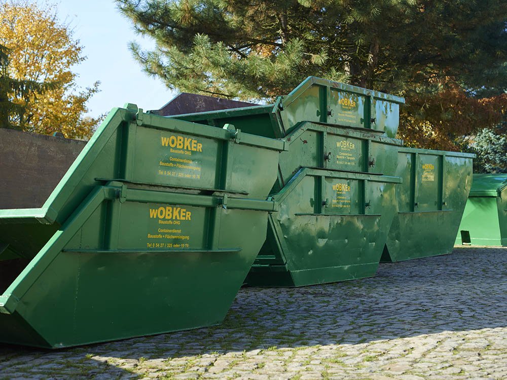 Container in verschiedenen Größen – Containerdienst Melle Gestapelte Container-Mulden von Wobker Baustoffe auf dem Betriebsgelände